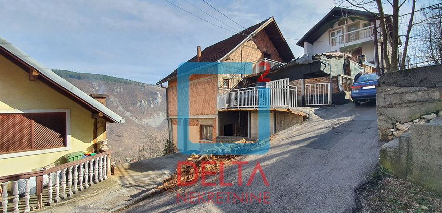 Dvospratna kuća sa lijepim pogledom, na parceli 367m2, Zmajevac / Stari Grad