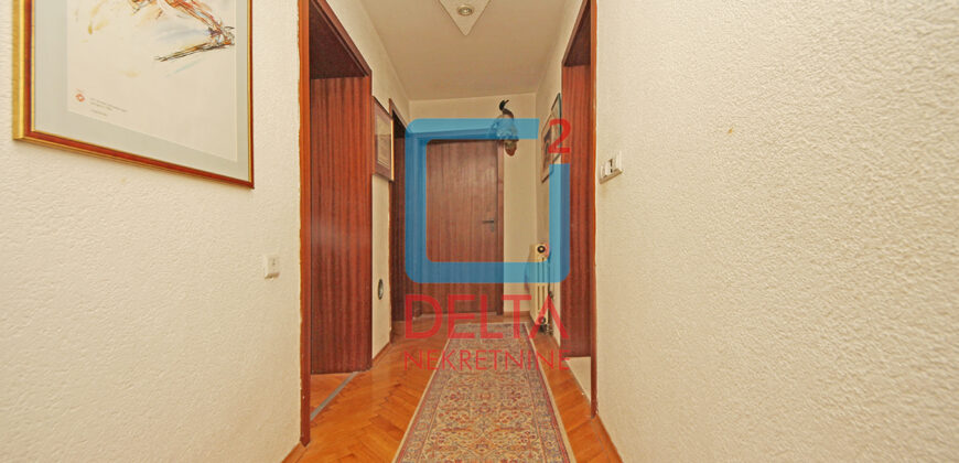 Kuća sa garažom / Bjelave / Centar
