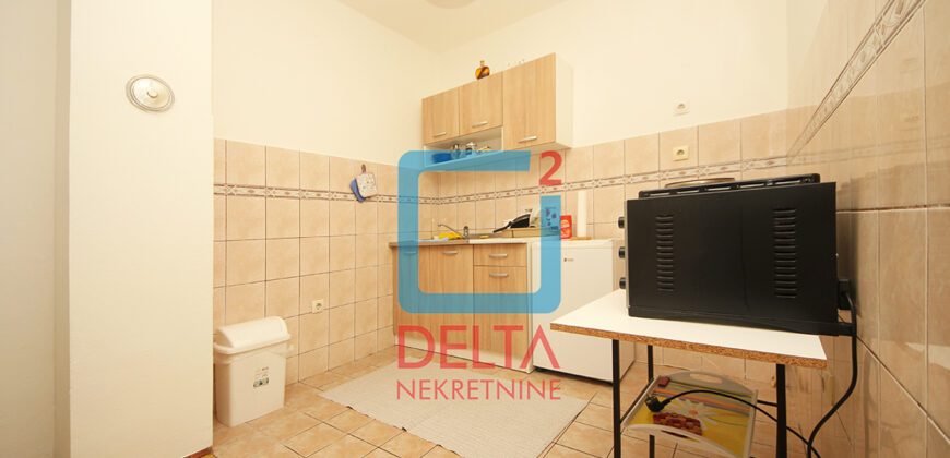 Kuća / 330m2 / parking / Lukavica