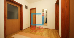 Kuća / 330m2 / parking / Lukavica