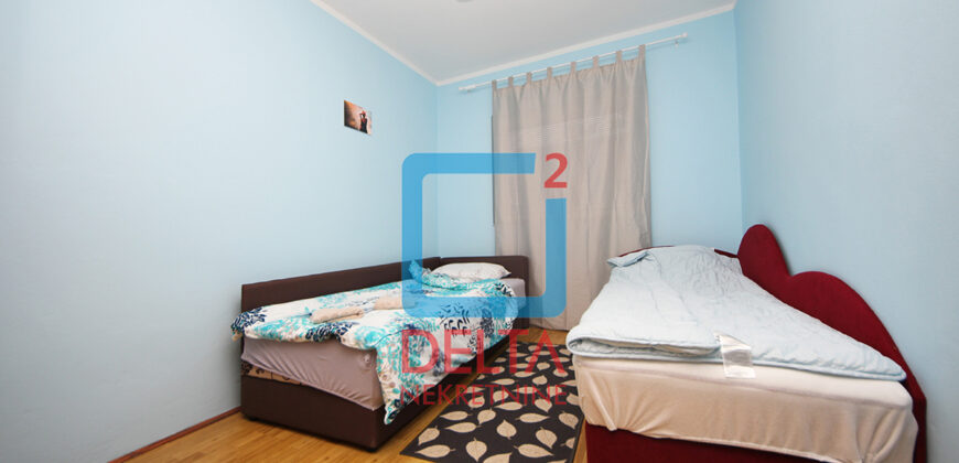 Kuća / 330m2 / parking / Lukavica