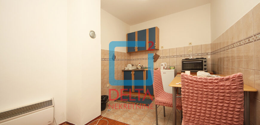 Kuća / 330m2 / parking / Lukavica