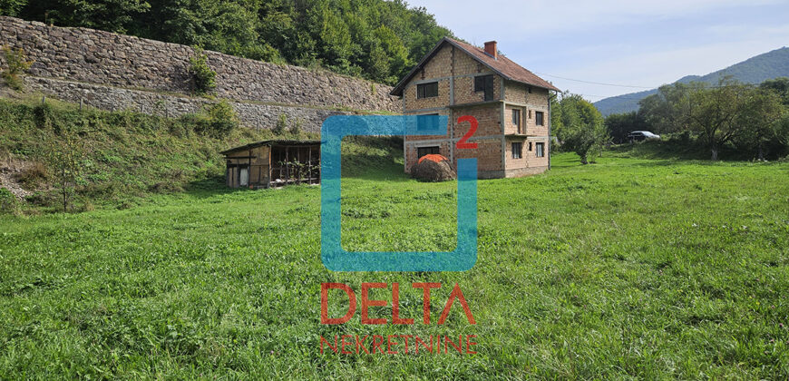 Kuća / okućnica 3000m2 / Podgrab / Prača