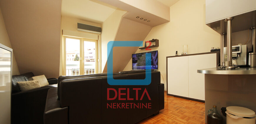Dvosoban stan / 3.sprat / parking / Mejtaš / Centar