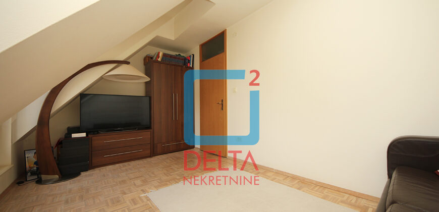 Dvosoban stan / 3.sprat / parking / Mejtaš / Centar
