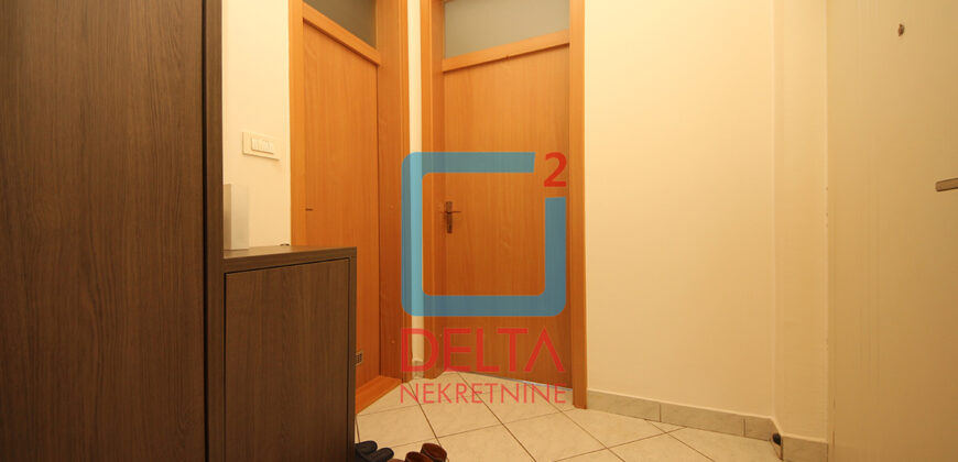 Dvosoban stan / 3.sprat / parking / Mejtaš / Centar