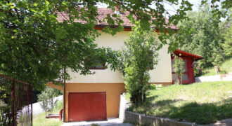 Dvospratna kuća sa garažom na parceli 2.120m2 / Lukavica / Istočno Sarajevo