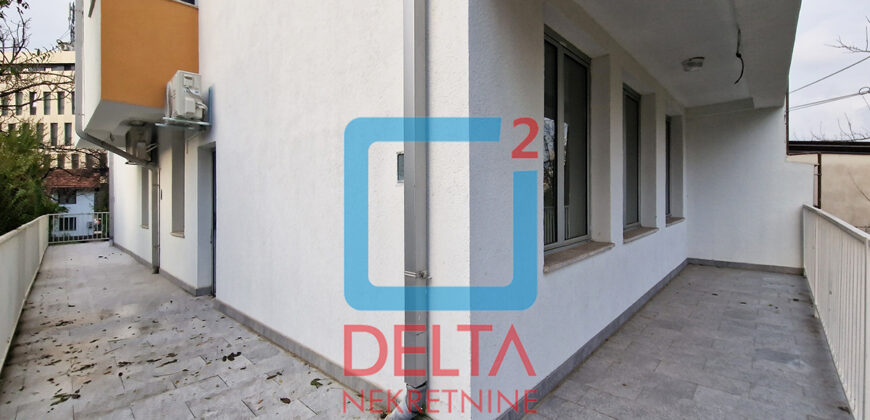 Poslovni prostor 139m2 sa 3 garaže i 3 parkinga / Dolac Malta / Čengić Vila