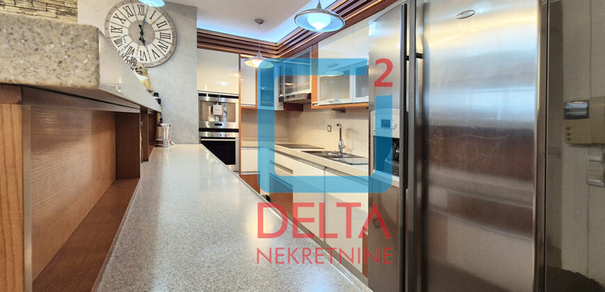 Luksuzan penthouse četverosoban stan/153m2/ Dolac Malta/Socijalno