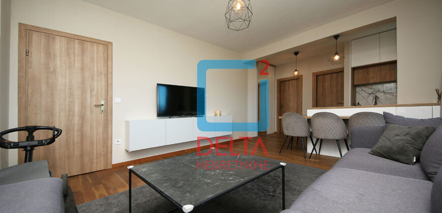 Namješten trosoban stan / 1.sprat / parking / Kromolj / Centar